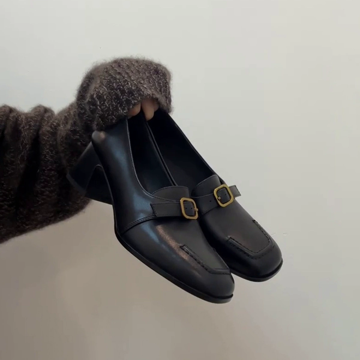 Коровья кожа версия ~ Французские пряжки маленькие кожаные туфли с квадратной головкой толстые каблуки черные рафу женские ретро темперамент маленькие одиночные туфли