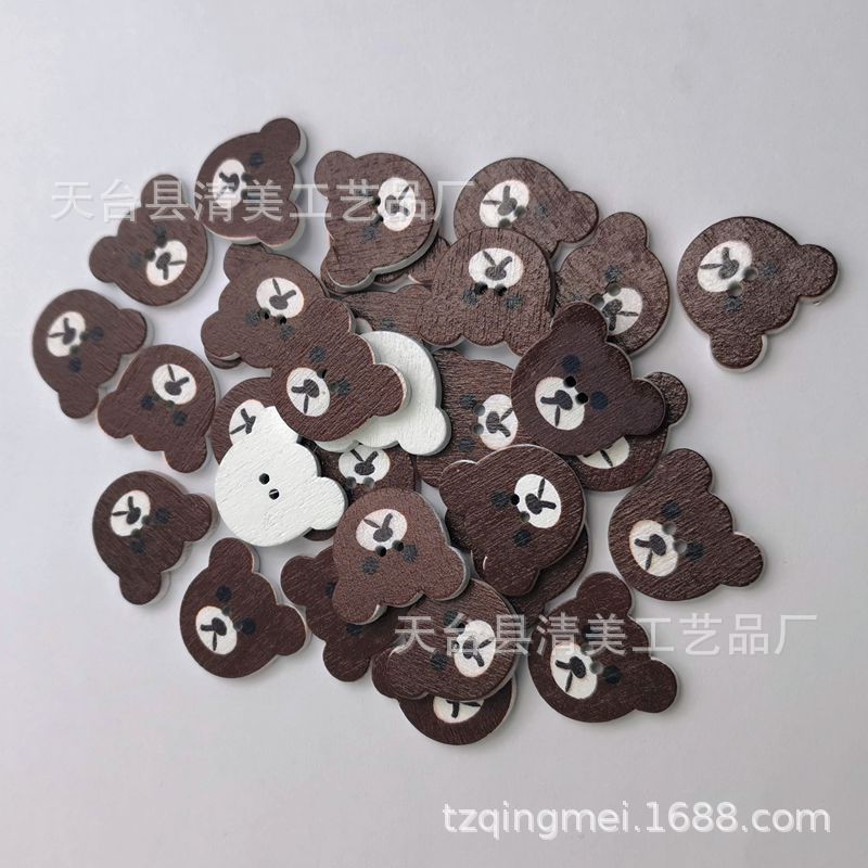 Botón de dibujos animados de madera de fondo blanco de bricolaje, botón de madera de cabeza de oso lindo pintado de fondo blanco 50 piezas por paquete