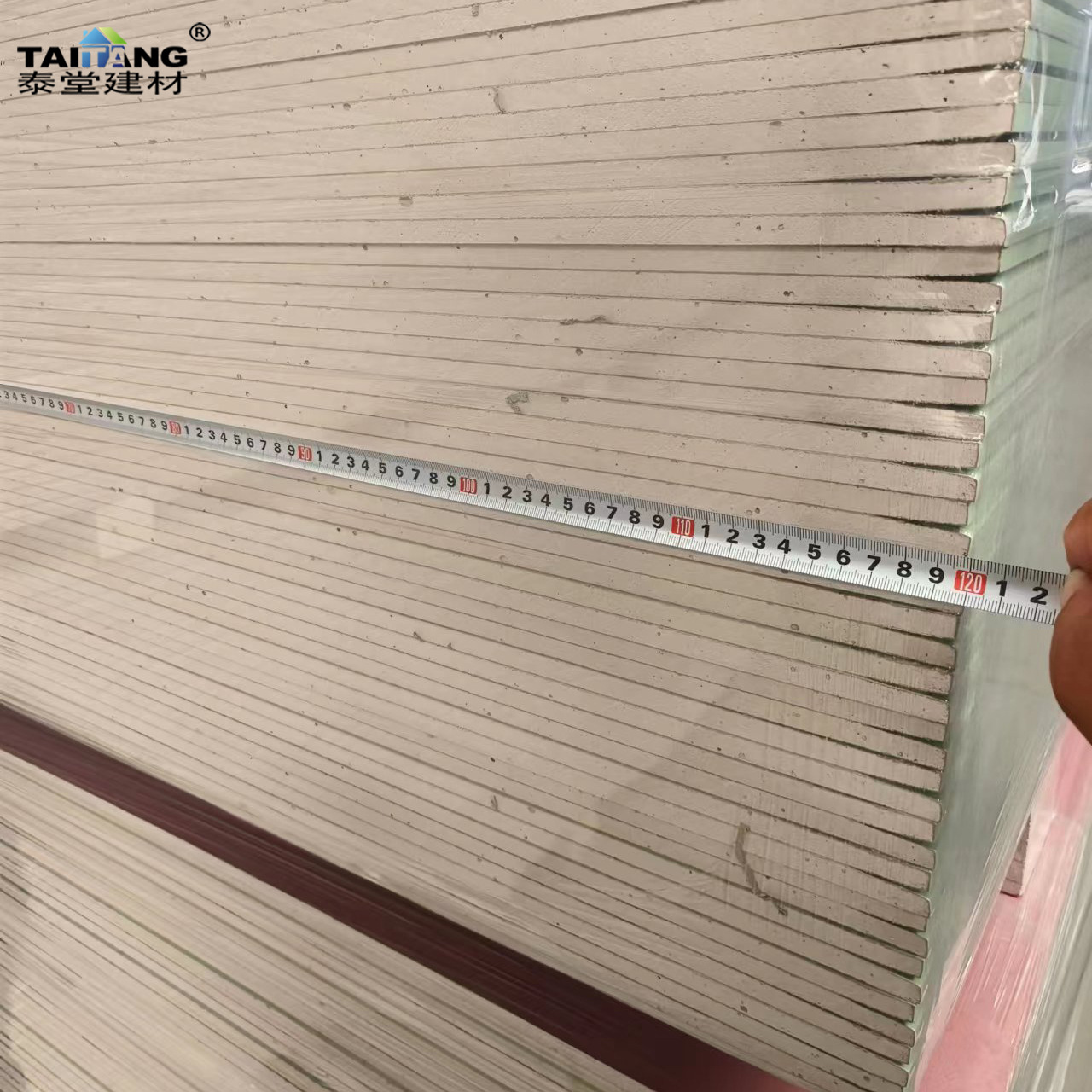 Tablero de yeso a prueba de humedad Techo de pared divisoria Techo Material de decoración Planta de construcción Tablero de yeso resistente al agua y a la humedad