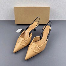 ZA�＾��Ʒ2023���Q�߸�Ь���^Ƥ���r�b�\�ں�O��¶����ЬŮ