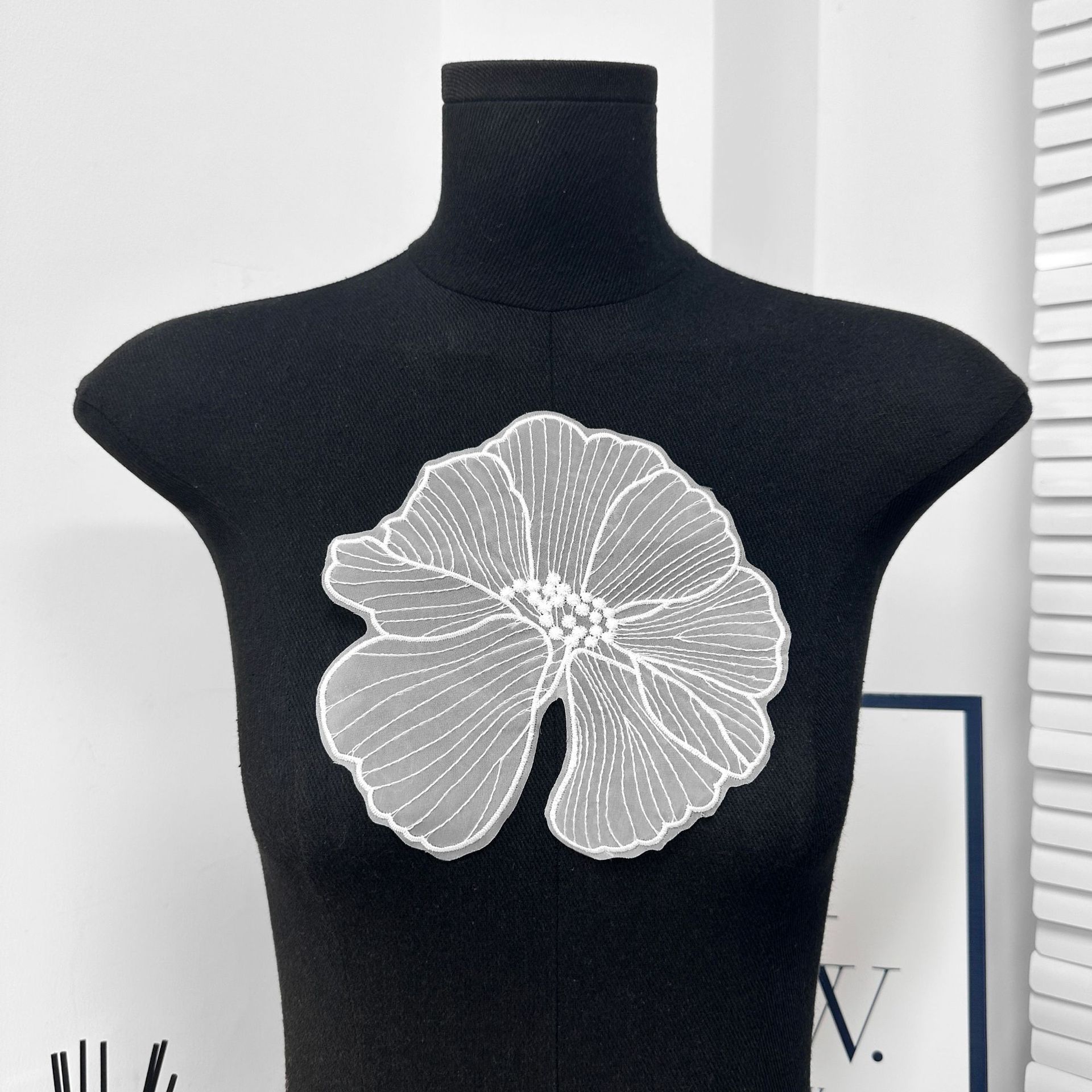 Línea blanca y negra bordada de loto pegatinas de tela Kogan hilo fondo romántico decoración de ropa Zhang Zi punto cosido DIY pegatinas