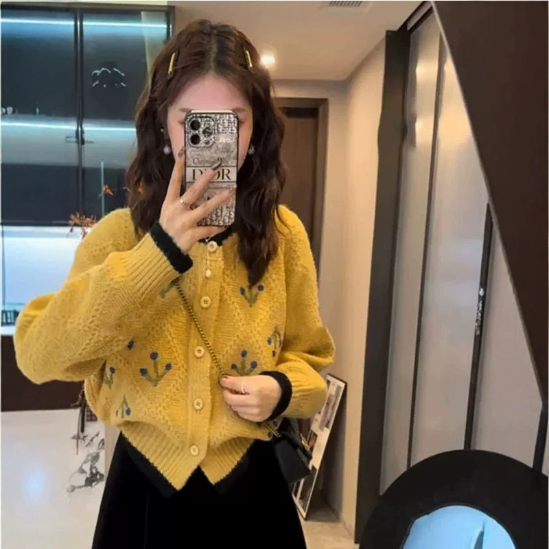 Round-neck hollow embroidered knitted cardigan for women, with contrasting color faux two-piece design, loose and short, gentle sweater jacket