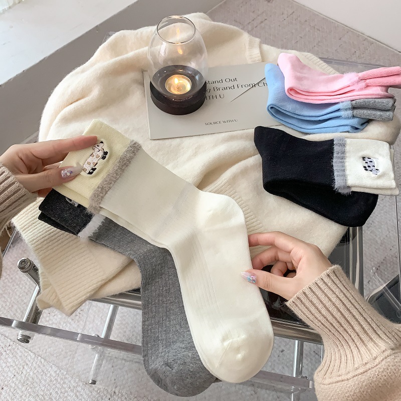 Calcetines de invierno con diseño de perro salchicha, combinación de colores, cálidos y con borde de felpa.