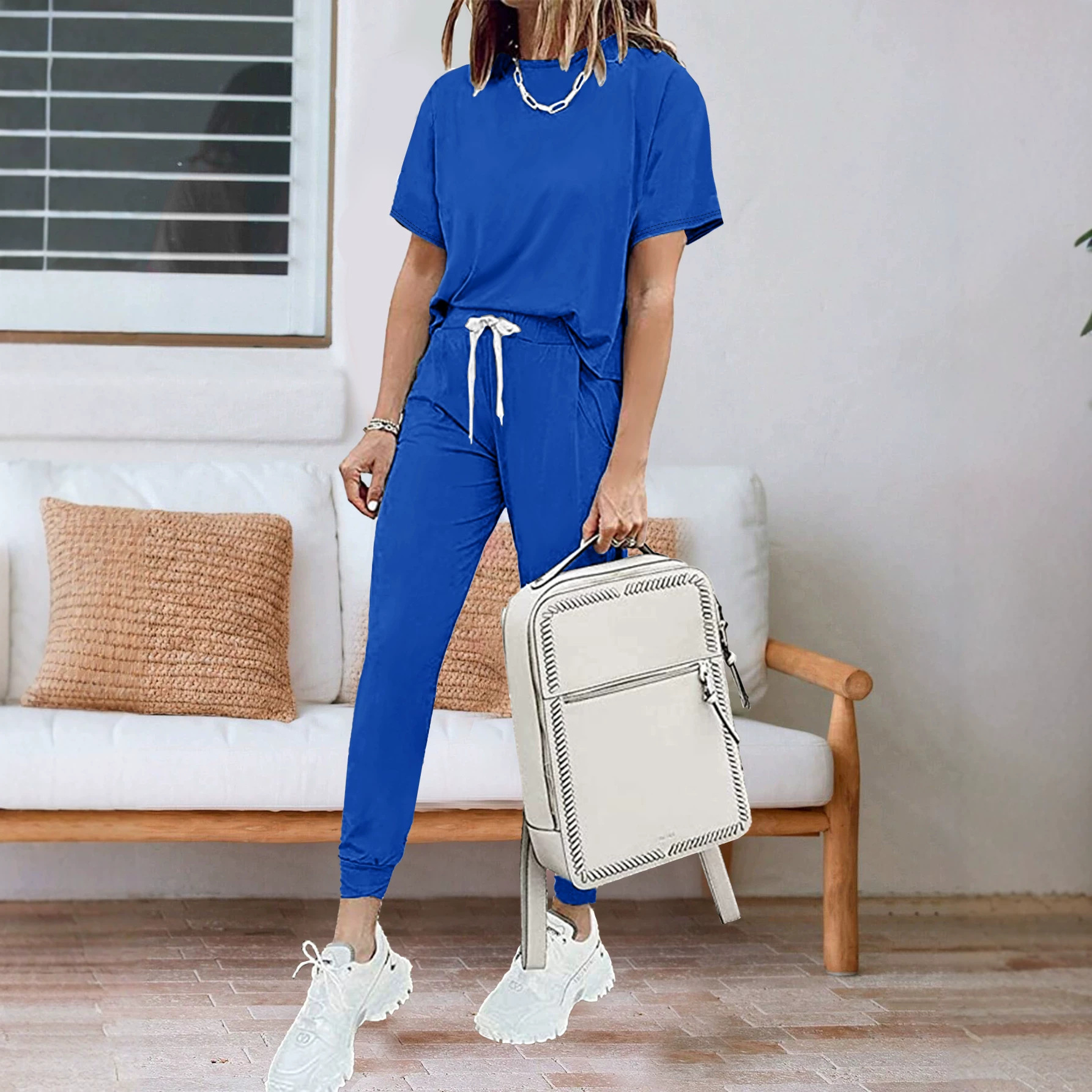 Completo da donna composto da top a maniche corte con scollo rotondo e pantaloni, due pezzi coordinati, ideale per l'estate._voghion.com