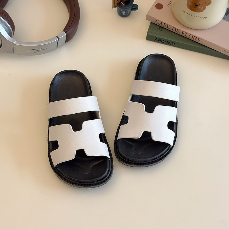 2025 New Summer Kidsren's Slippers for Boys, Versatile Soft-Soled Cut Out Sandals for Girls, Medium and Large Kidsren's Fashionable Beach Shoes