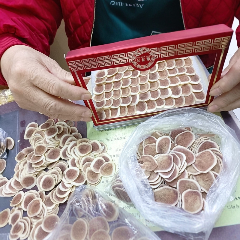 人気の鹿茸の赤い粉の切れの正統の鹿茸の白い粉の血の切れの梅の鹿のふわふわしている切れの漢方薬の材料の男性は酒を浸して生放送します。|undefined