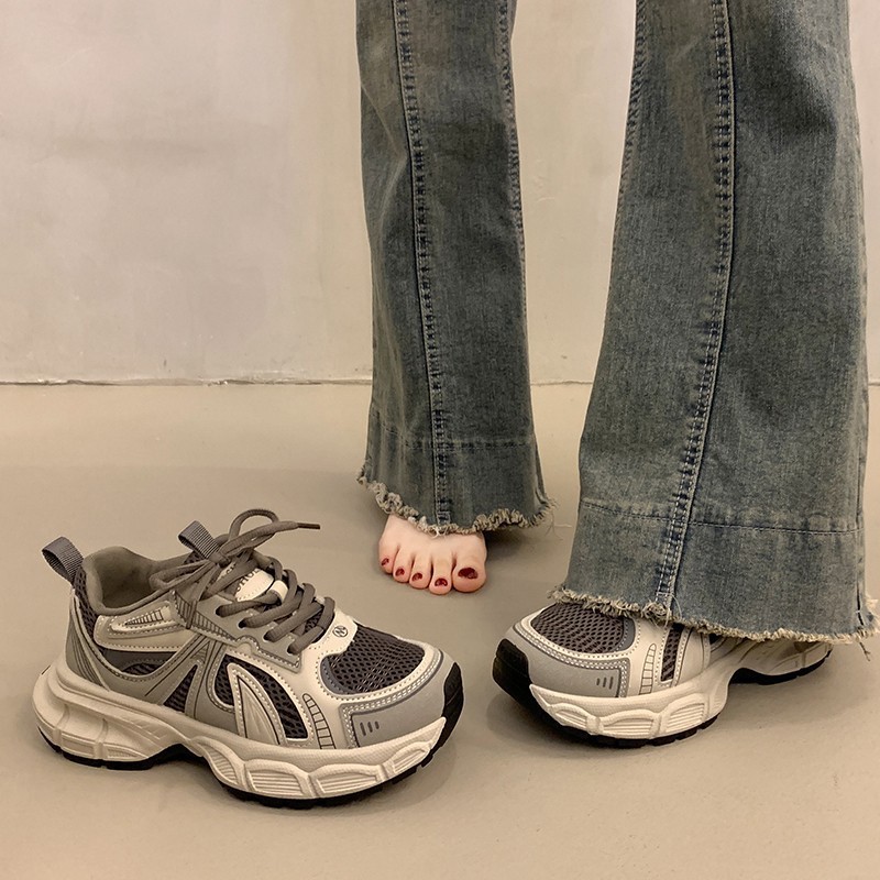Zapatos de suela gruesa para mujeres ligeras de primavera y otoño de 2025 nuevos zapatos de mujer de altura para mostrar pies pequeños zapatos deportivos casuales para mujeres