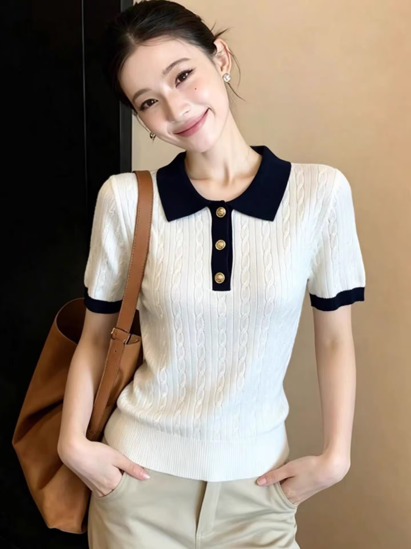 Áo thun nữ cổ polo ngắn tay phối sọc nổi bật, form chuẩn vai thon gọn — trắng