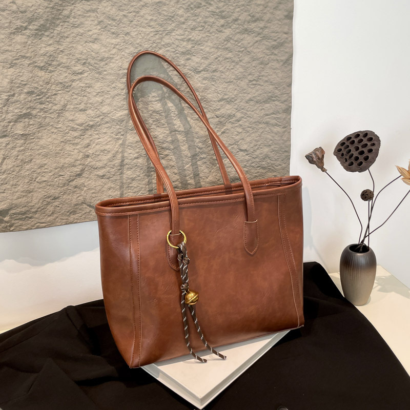 Retro alta sensación de bolso especial para mujeres 2025 nuevo otoño y invierno versátil de gran capacidad para estudiantes de clase bolsa de viaje de hombro