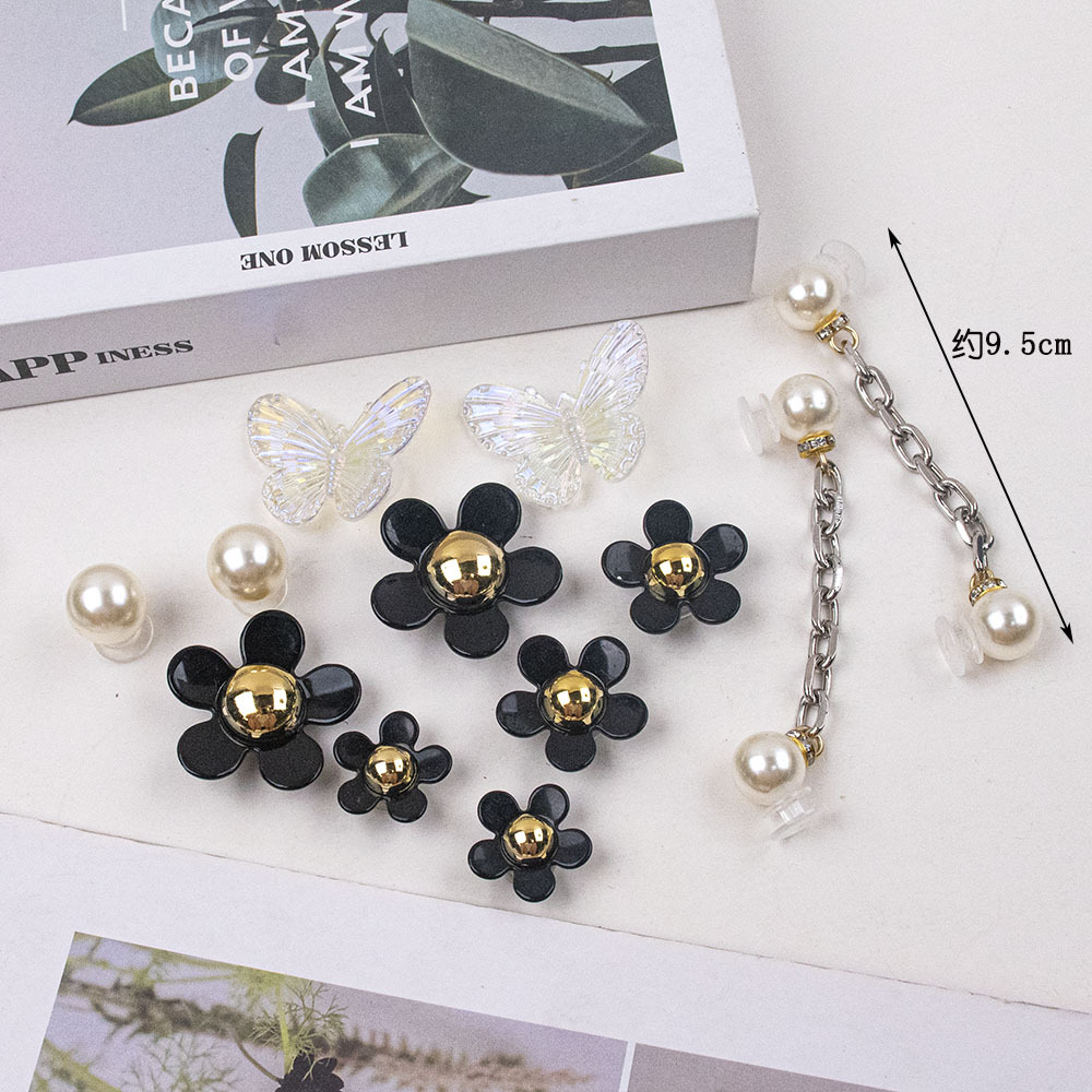 Resina artificial Flor de Oro núcleo de cinco pétalos accesorios de flores DIY agujero zapatos zapato hebilla joyería hebilla Margarita perla conjunto