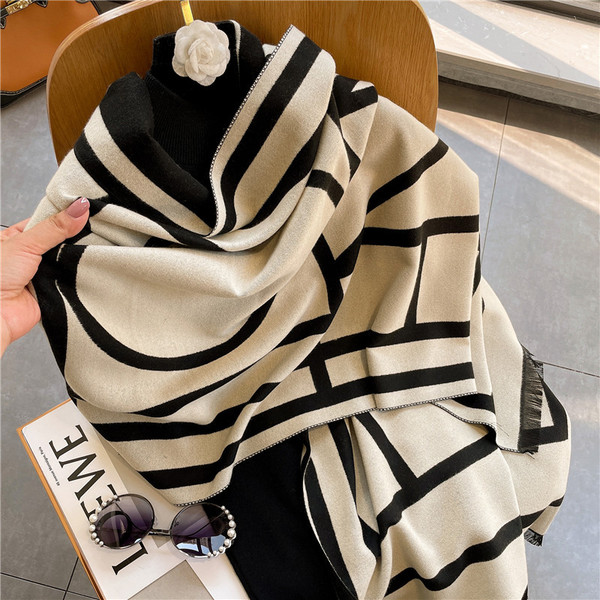 Winter universal double-sided geometric scarf made of faux fur