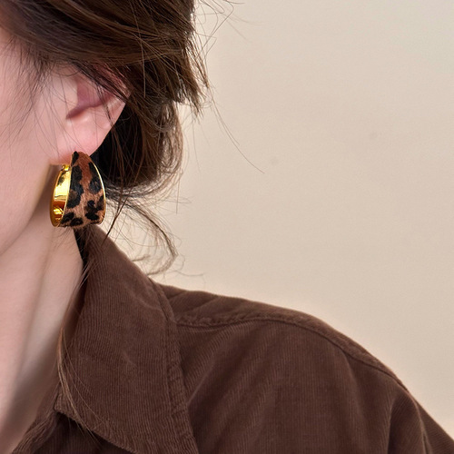 Silver needle flocking leopard pattern retro wide earrings women's niche unique temperament earrings high-end light luxury earrings autumn and winter
