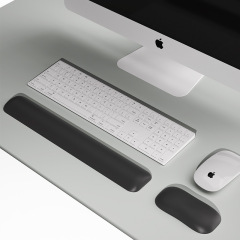 マウスの手は快適なマウスパッドのキーボードの手を支えて手を支えます。