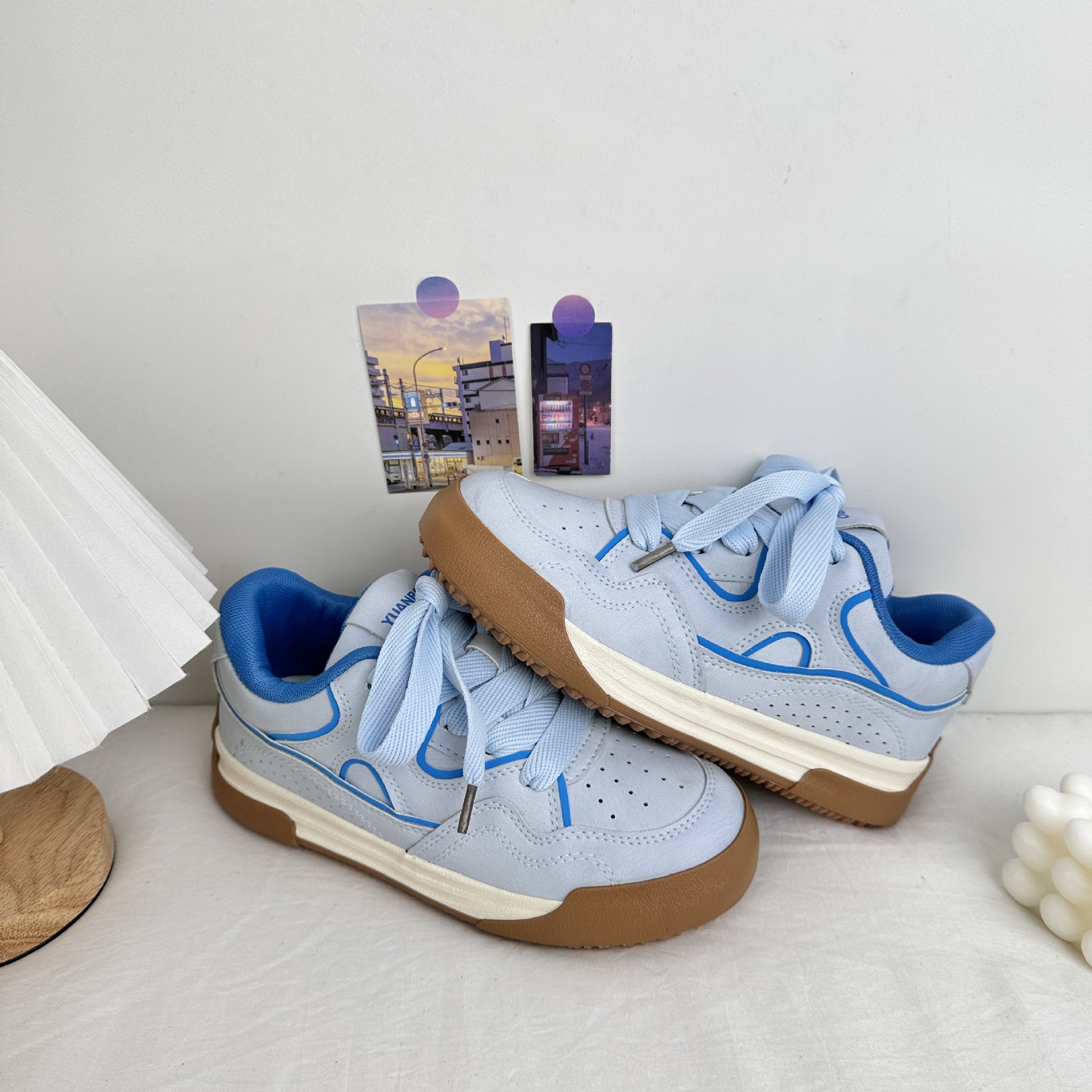 Yuanbo 2025 primavera nuevo estilo zapatos de tabla de grosor estudiantes zapatos de lona casuales de todo fósforo estilo de Hong Kong zapatos blancos pequeños