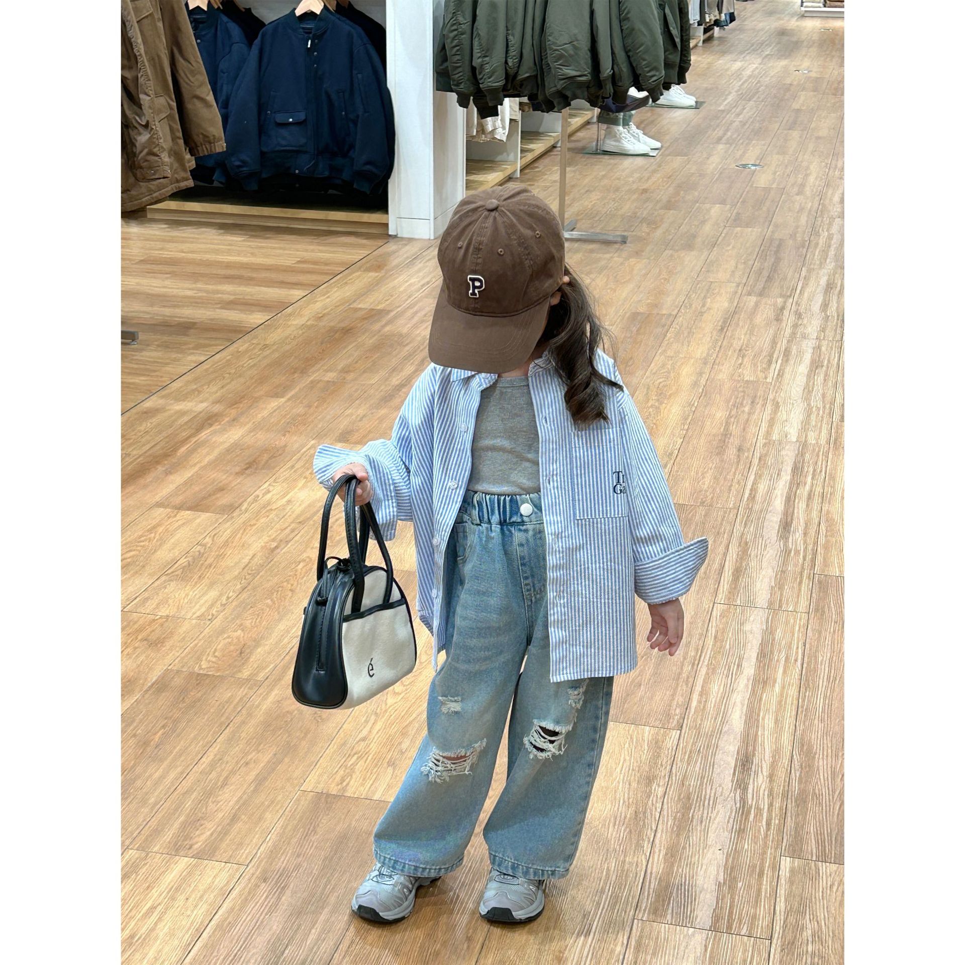 Corea del Sur ropa para niños y niñas camisa a rayas 2024 primavera nuevas niñas letra impresa camisa suelta fuera