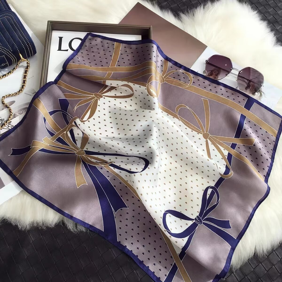 70 bufandas cuadradas de viajes de primavera moda moda bufandas de seda de imitación de moda moda de mujer universal alta sensación bufandas azules al por mayor