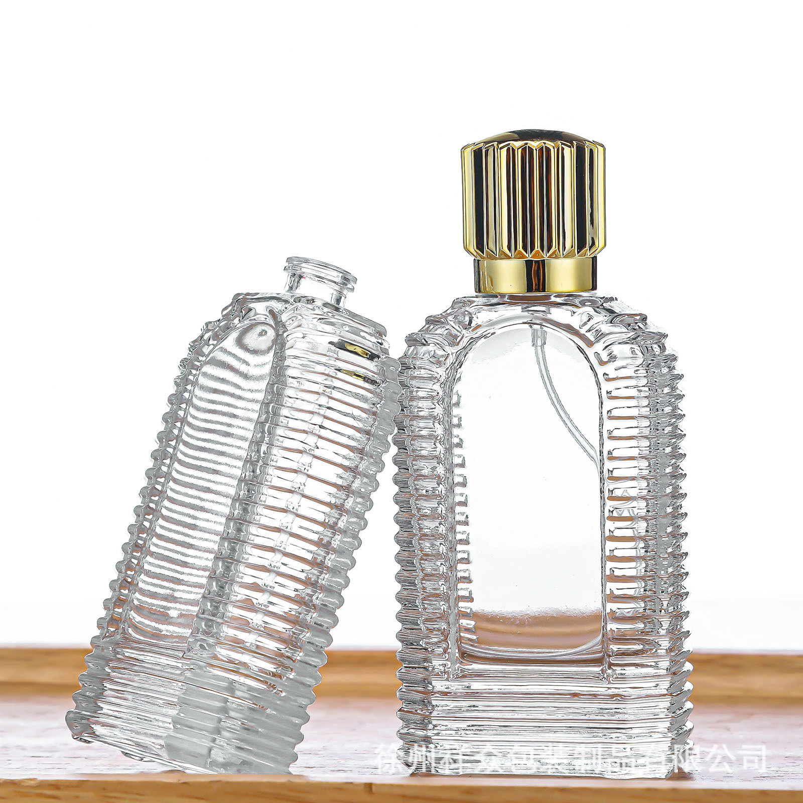 El fabricante suministra botellas de perfume de bayoneta de alta gama con tiras verticales de fondo grueso de 60 ml de botellas de vidrio vacías, botellas separadas y spray portátil. image 4