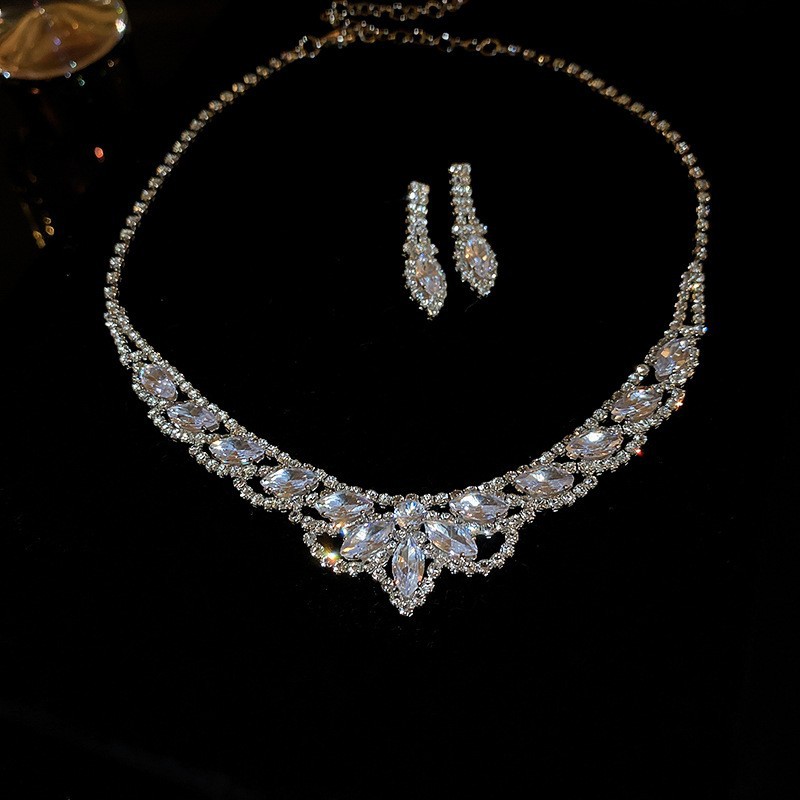 Collar de aretes cuadrados con incrustaciones de diamantes de dos piezas de moda, lujo ligero, collar de alta gama, temperamento exquisito, conjunto de joyas de todo fósforo