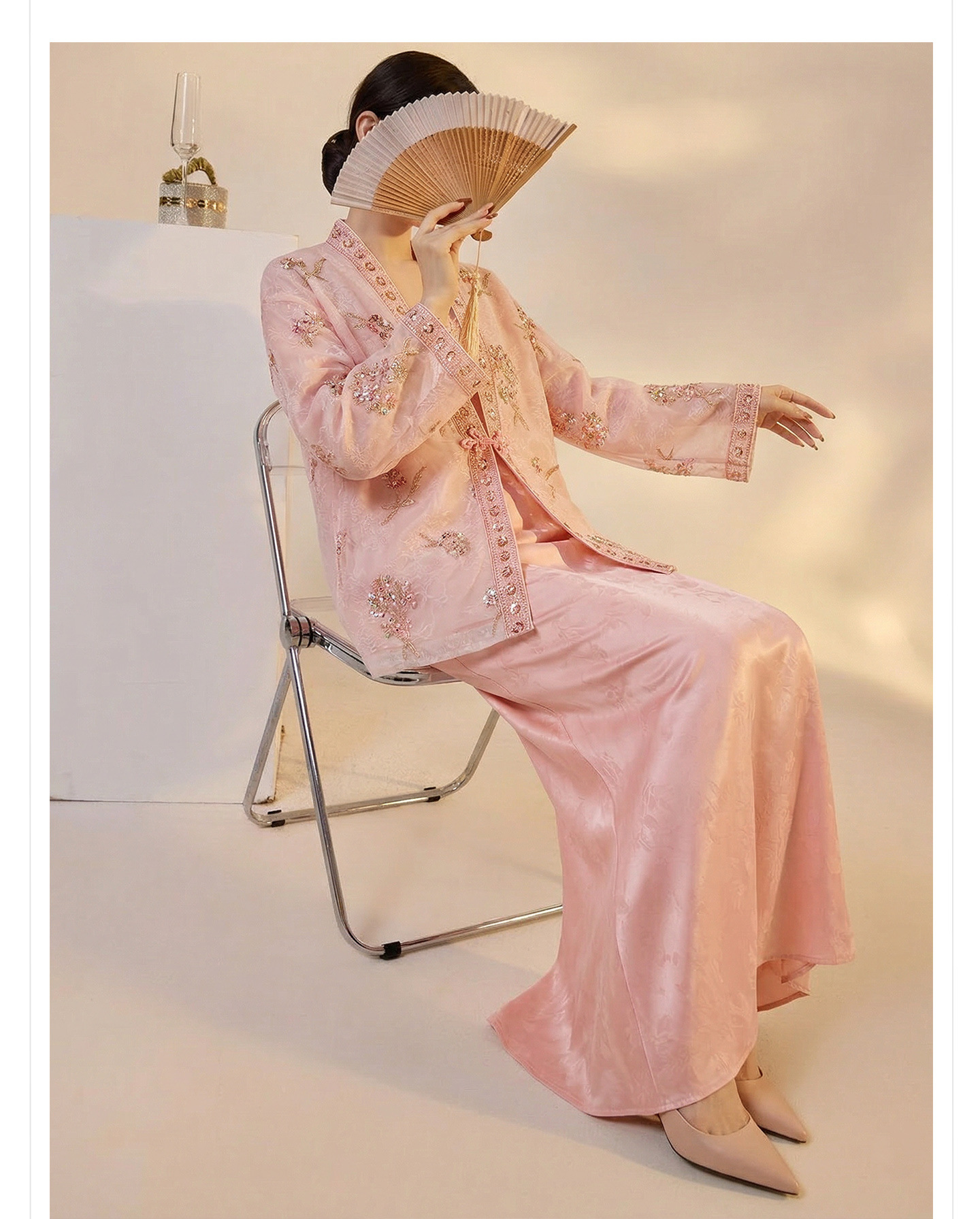 Bộ áo khoác thêu jacquard kết hợp đầm dây lụa phong cách Tân Trung thức — bộ đồ, đầm dây, Áo khoác màu hồng chi tiết 4