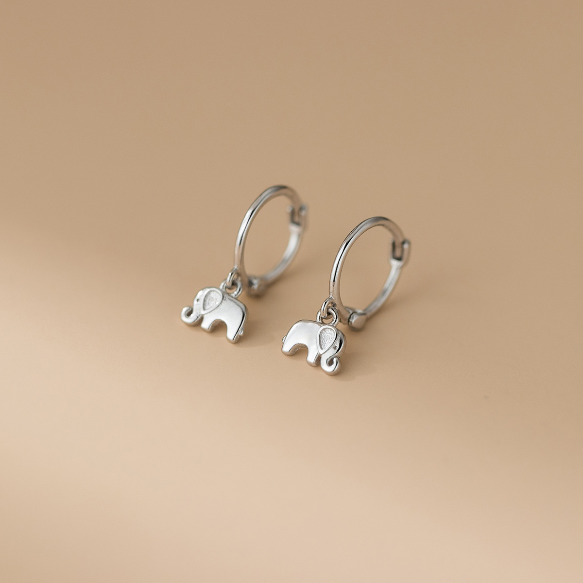 Eloch S925 plata esterlina estilo coreano simplista perno de orejas de elefante personalidad diseño de viaje de orejas de animales pequeños M05947