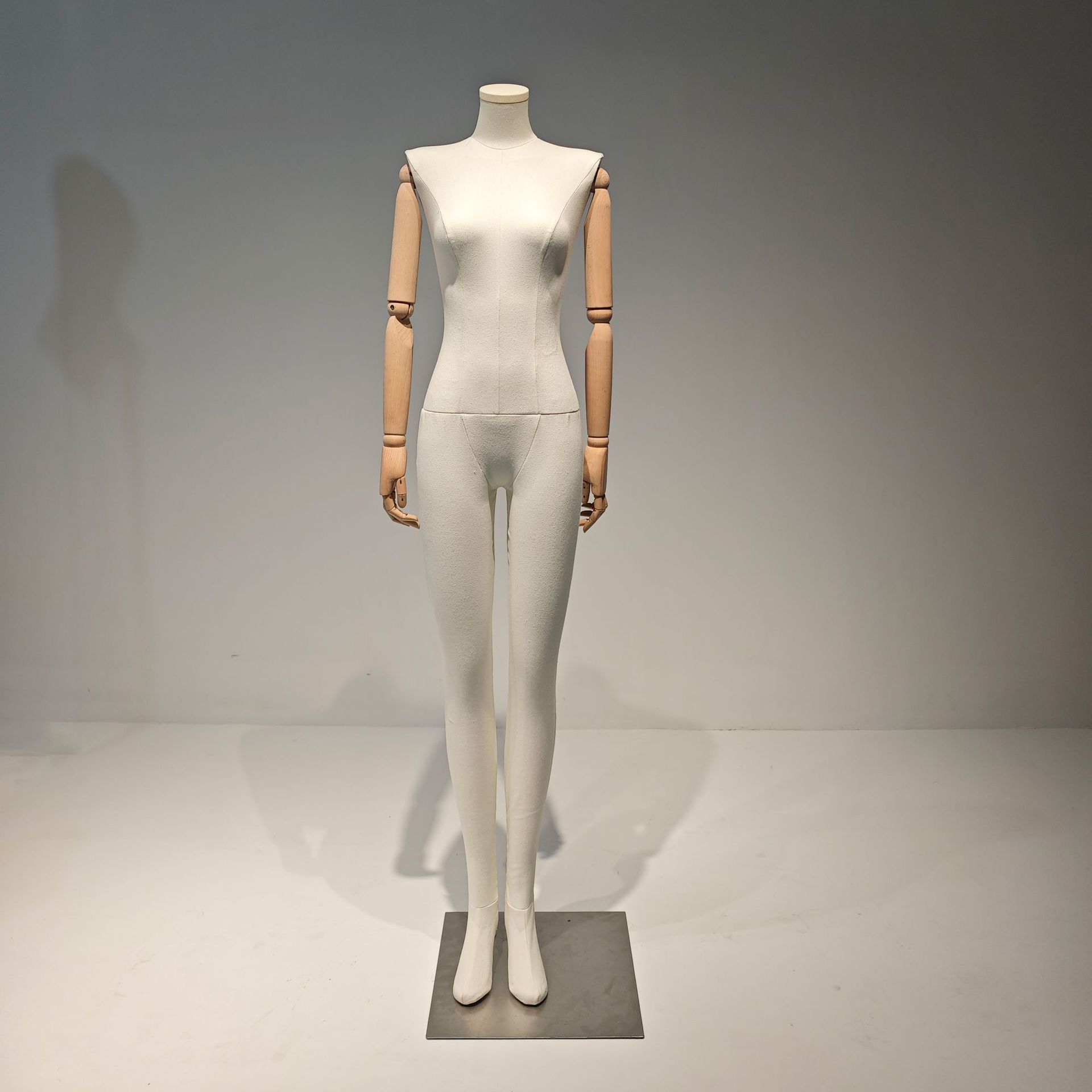 Un hombro plano con piernas divididas, cuerpo completo de tela, estante de exhibición de cuerpo humano, escaparate de tienda de ropa de mujer, exhibición de modelo de plataforma