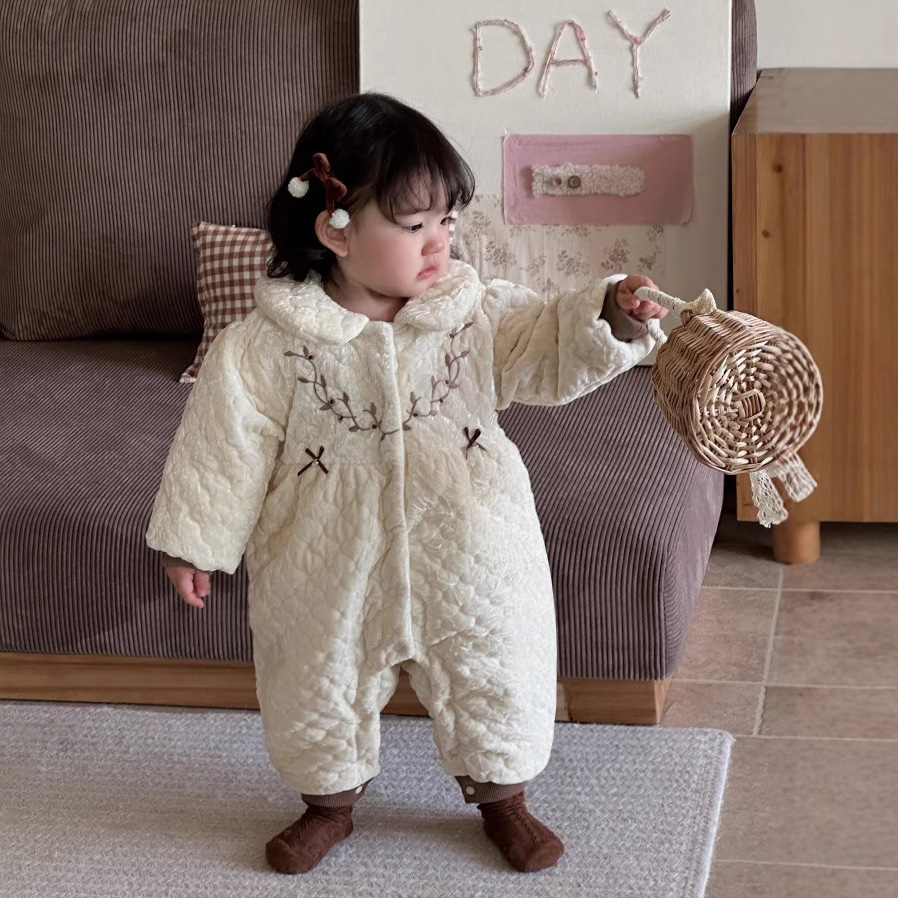 2024 nuevo bebé invierno niña bebé bordado lazo cálido cómodo y grueso lindo mono de bebé