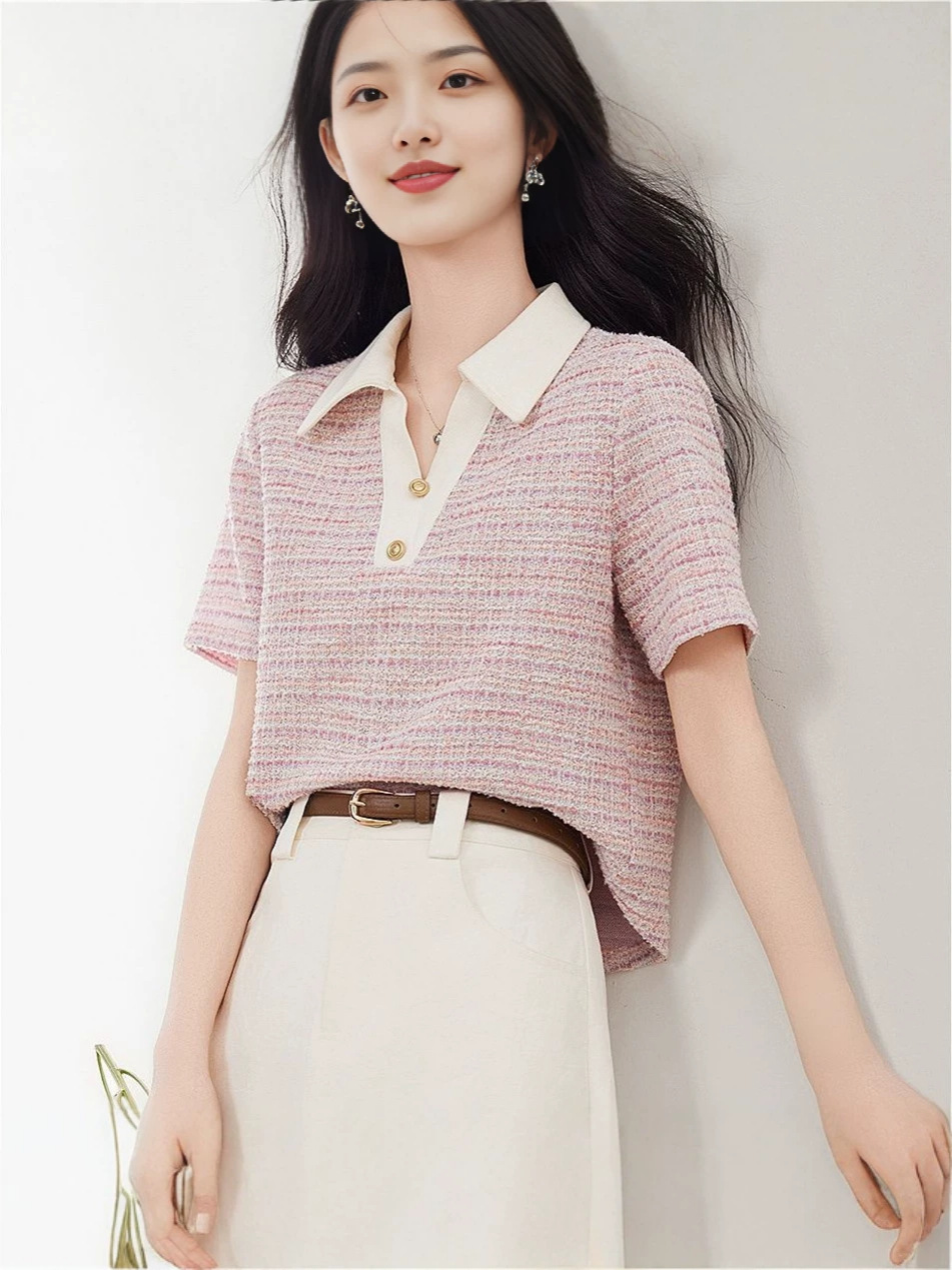 Áo thun ngắn tay cổ lật phong cách tiểu thơ, phối màu tương phản giảm tuổi — màu hồng