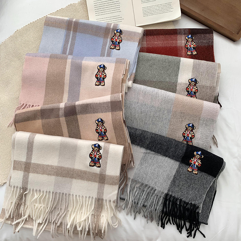 Bufandas de invierno femeninas de alto nivel sensación de nuevo oso bordado cuadrilátero universal calentamiento bufandas parejas bufandas al por mayor