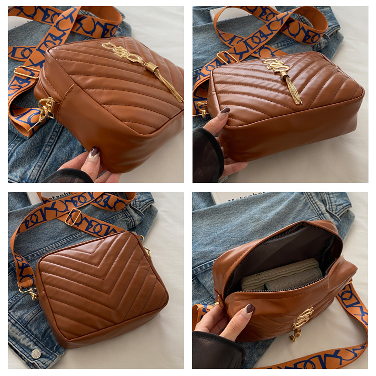 A stylish Korean-style wide shoulder strap small bag for women in the autumn of 2024, a niche design and versatile camera bag, an ins crossbody small square bag undefined