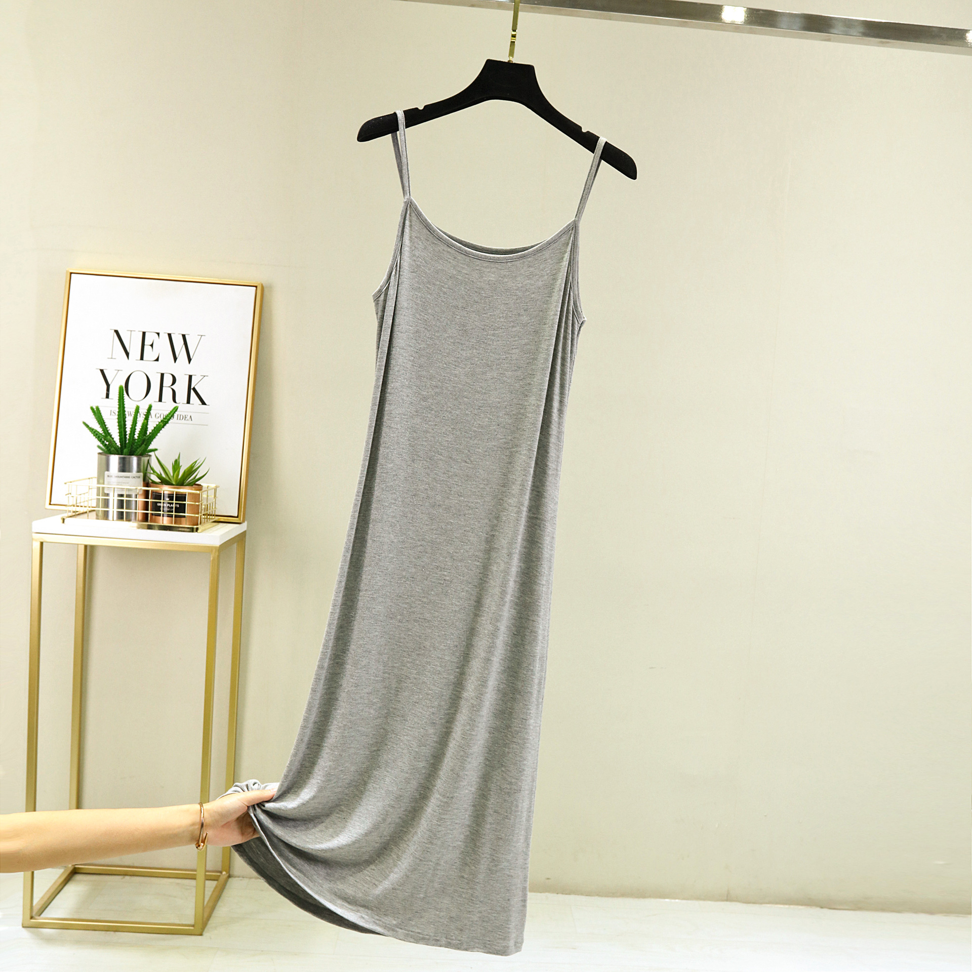 モーダルストラップのベストスカートの女性の夏の中には、袖なしのロングスカートの裏地が痩せている中長のワンピースがあります。