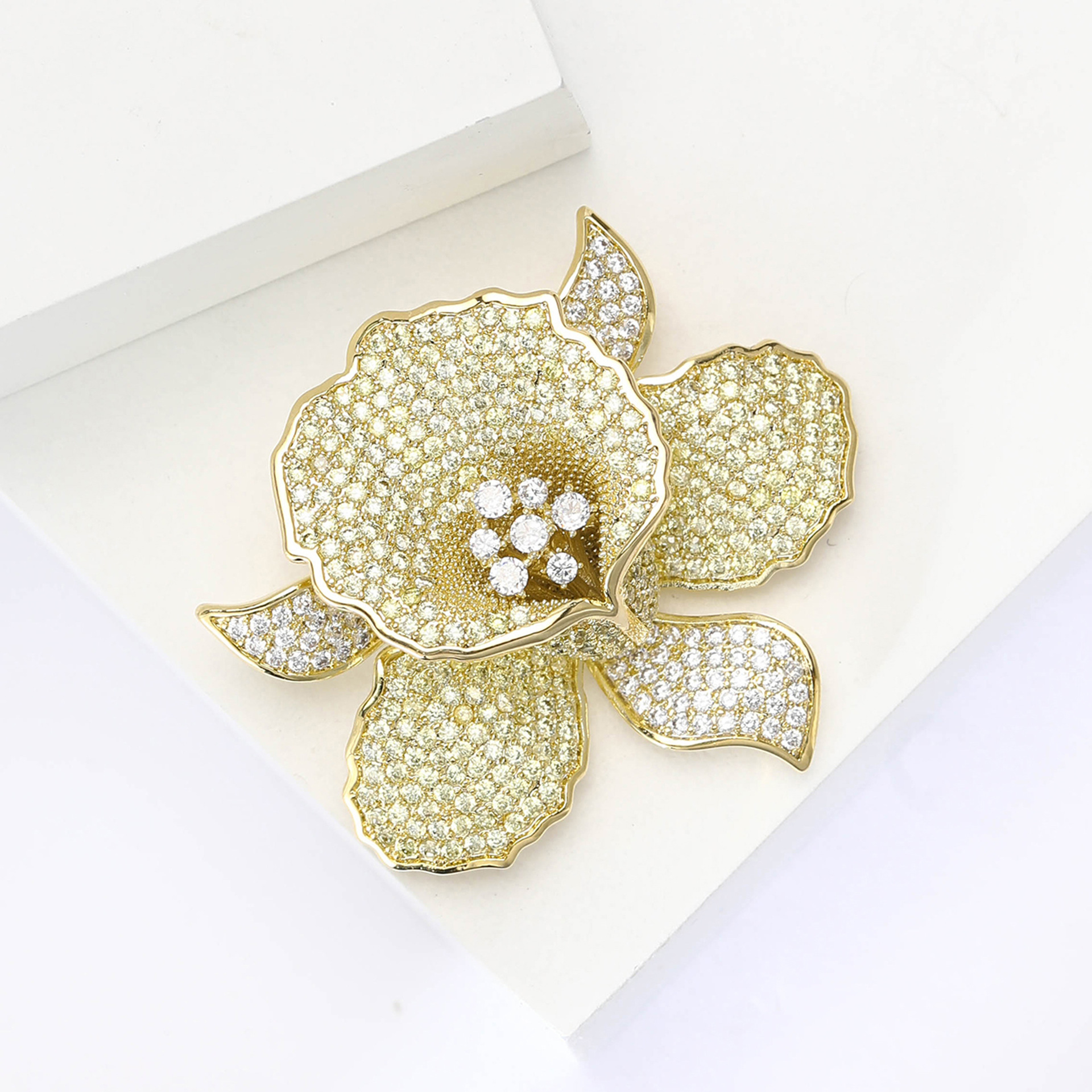 Elegant Luxurious Pin Flower Copper Inlay Zircon Women's Brooches display picture 7