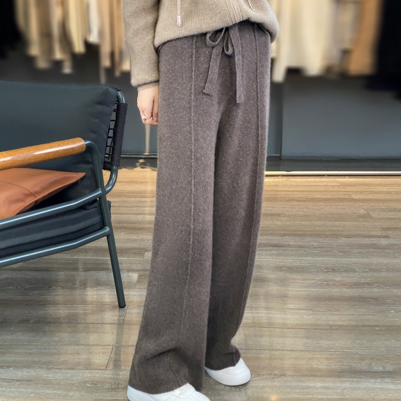 目を閉じて! ワイドパンツの女性はゆったりとしていて、カジュアルな外は垂れ下がった感じのズボンを着ています。|undefined