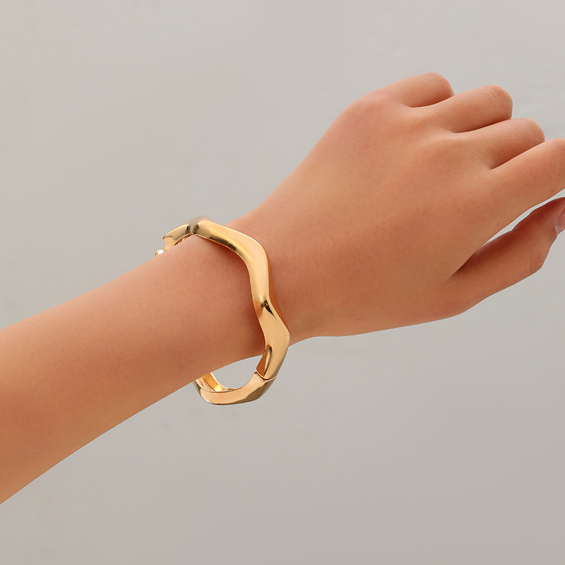 Joyería popular transfronteriza europea y americana, simple y moderna, pulsera de metal hueca de borde ancho, única y llamativa.