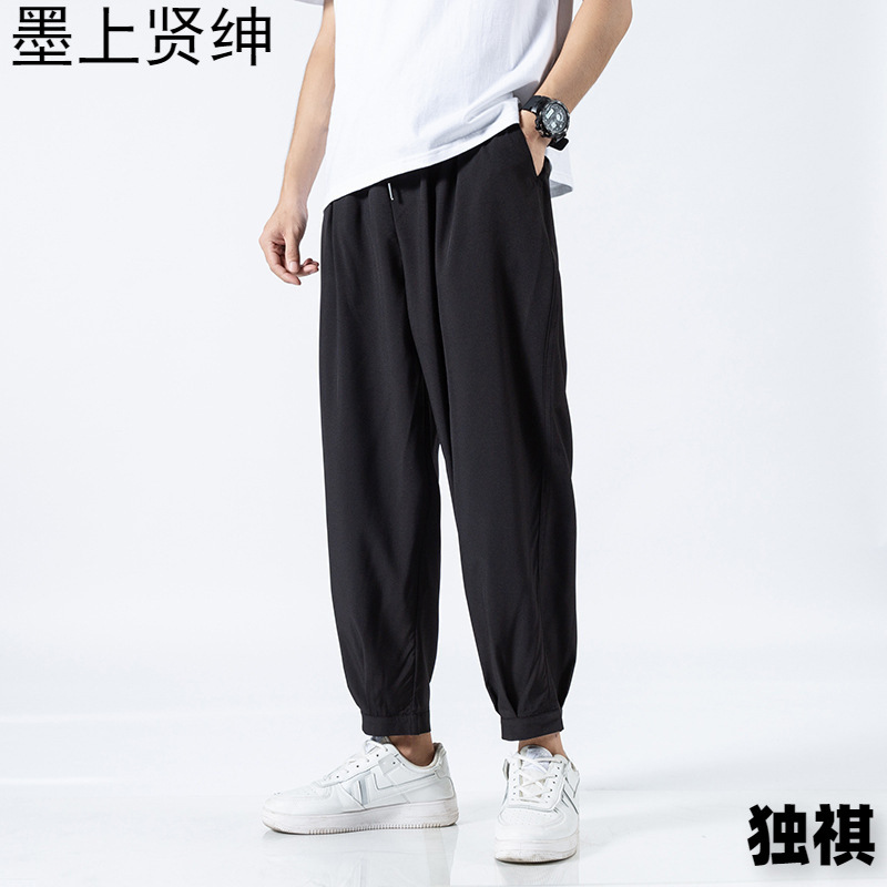 Pantalones de seda de hielo, tendencia de los hombres, pantalones casuales de manga delgada de verano sueltos, pantalones de traje de nueve puntos para hombres drapeados