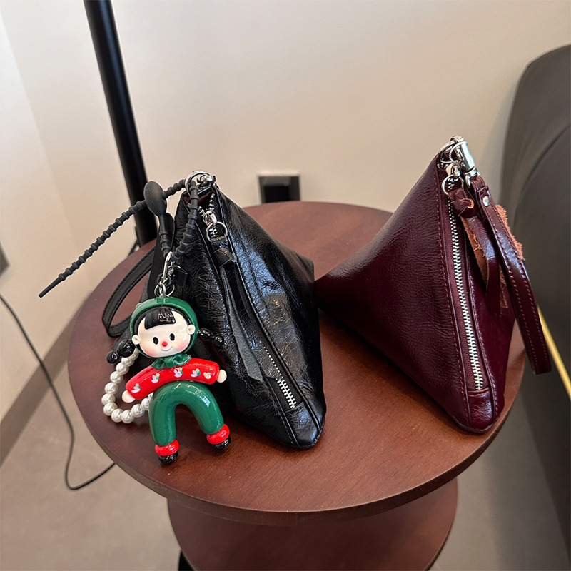 2025 새로운 맞춤형 오일 왁스 소가죽 삼각형 가방 틈새 패션 동전 지갑 트렌디 한 수납 가방 핸드백