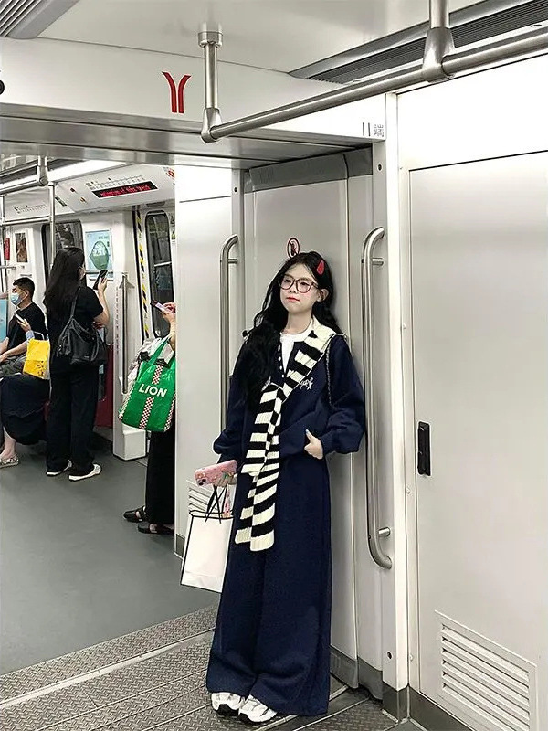 三件套装韩版时尚长袖假两件藏青色卫衣女+条纹针织披肩+显瘦长裤|undefined