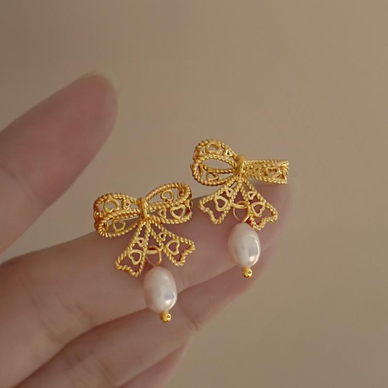 Pendientes de flores tridimensionales con lentejuelas de aguja de plata Pendientes de lujo ligero de alta gama de moda de nicho Pendientes de viento frío al por mayor