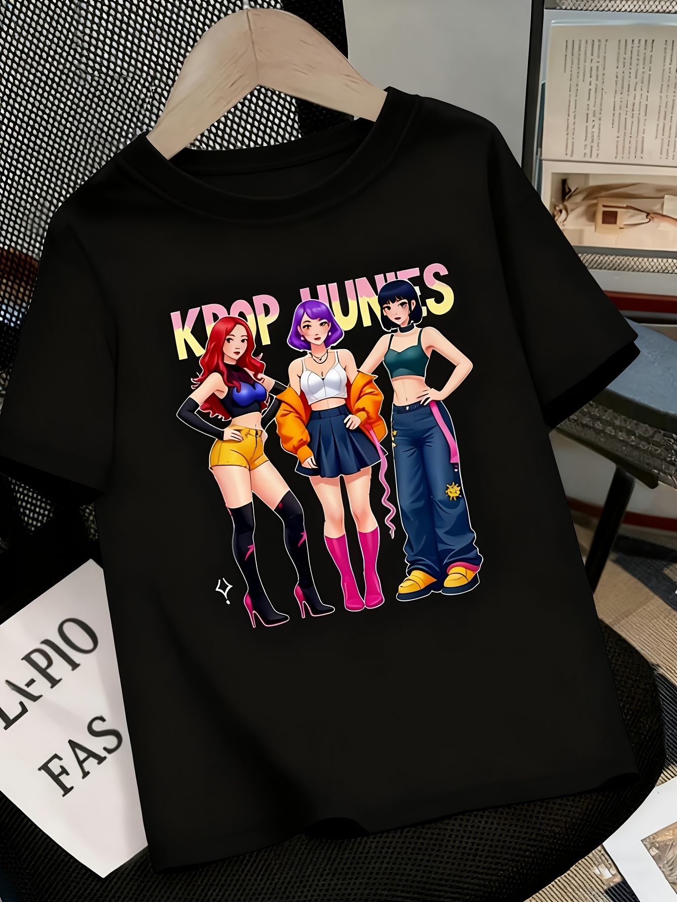 KPOP HUNTS 动漫迷图案T恤 - 以三个时尚的彩色设计角色为特色，