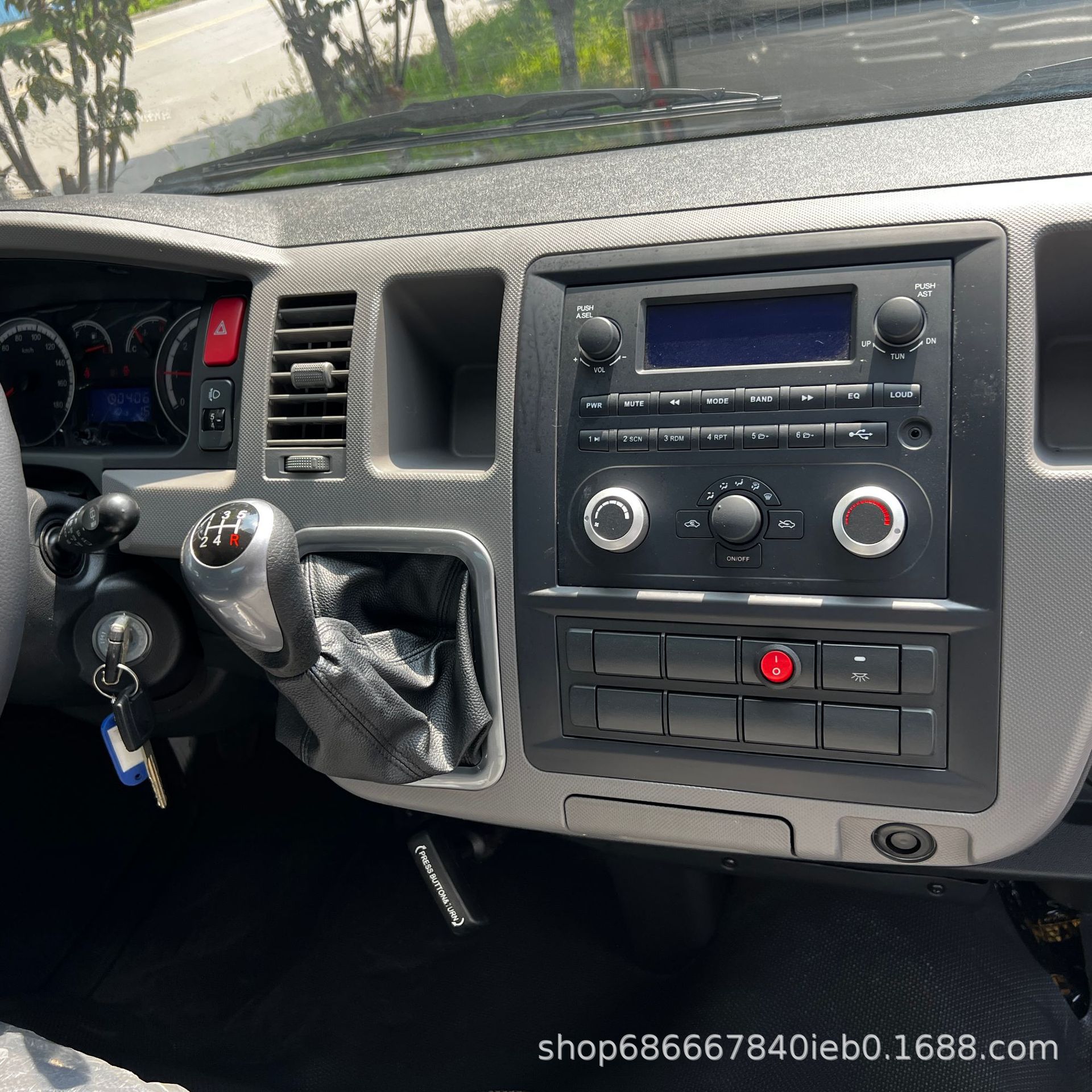 Cross-border supply of Foton Scenery G9 left-hand drive passenger buses modified for Southeast Asia and Middle East passenger transport