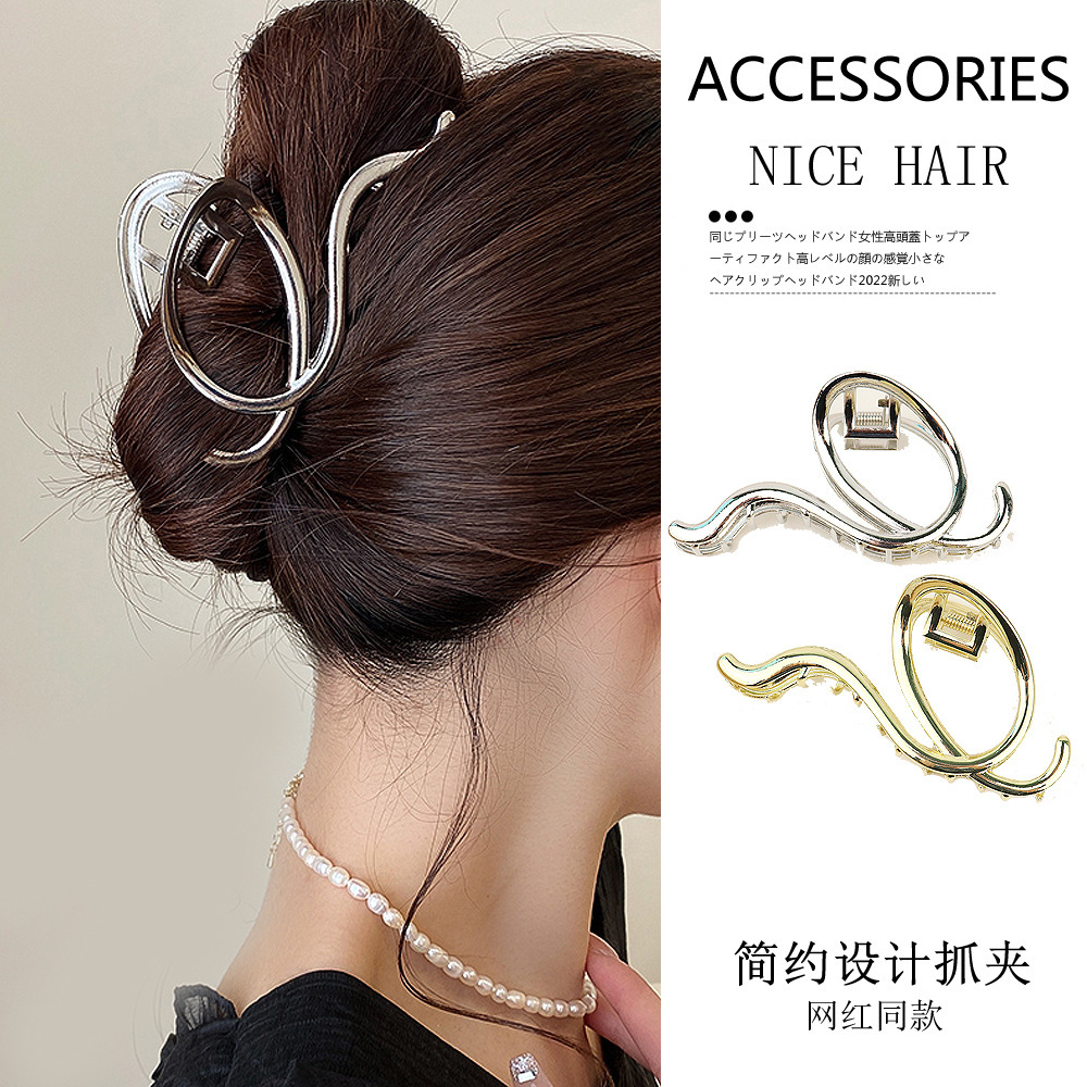 Metallic minimalist style geometric Q-shaped hair clip, niche Instagram design, claw clip, updo hair clip, high-end hair accessory for women.