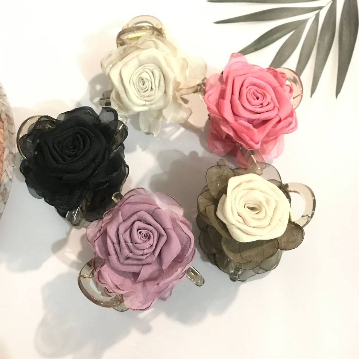 高級感絹紗玫瑰花朵抓夾中號2024新款後腦勺盤發髮夾女半扎法頭飾