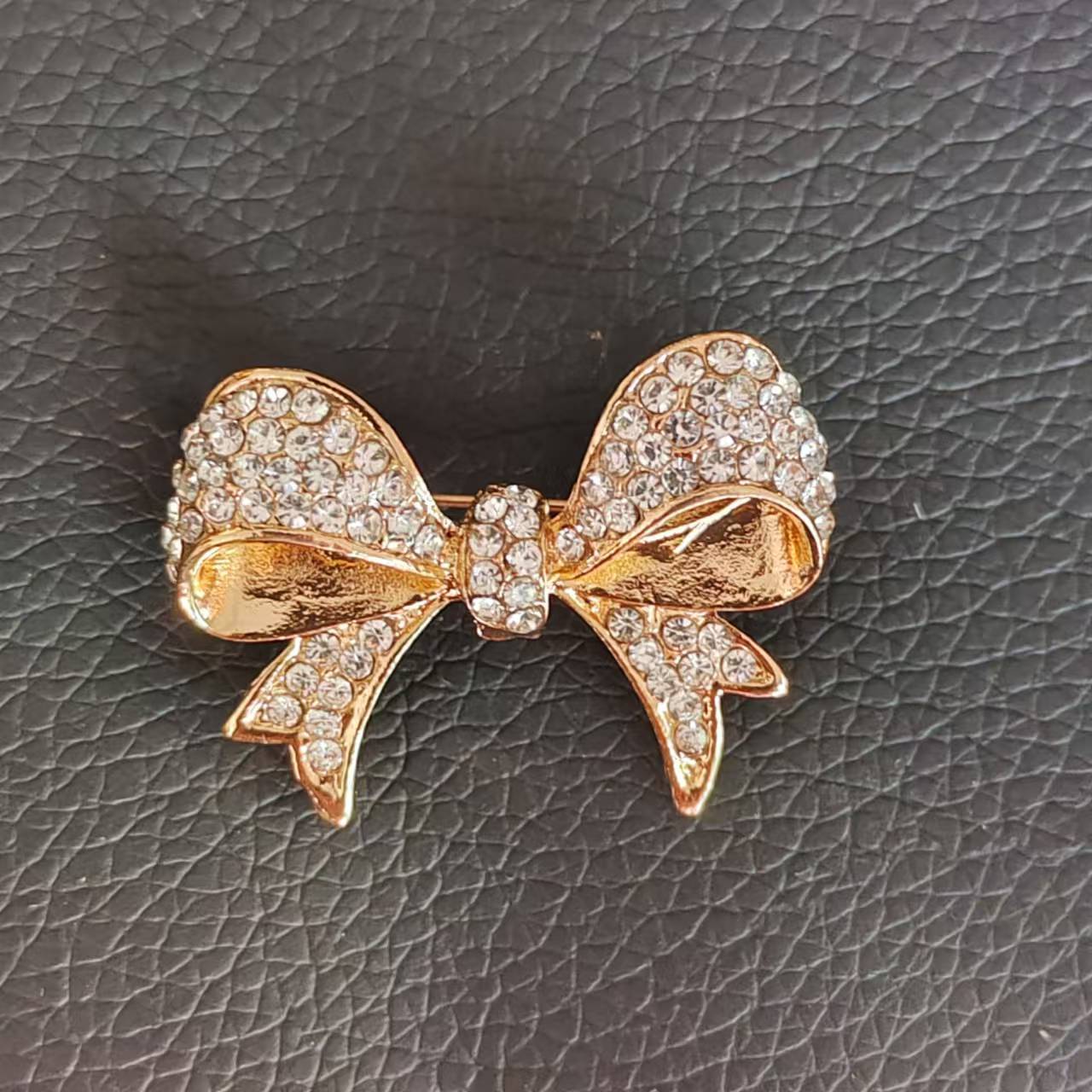 Broche de alto grado nicho bufanda hebilla aleación estilo coreano diamante incrustado abrigo perla ramillete ropa pin accesorios al por mayor