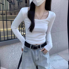 プラスの肩の四角の襟のtシャツの女性の白い内は底のシャツを掛けます。