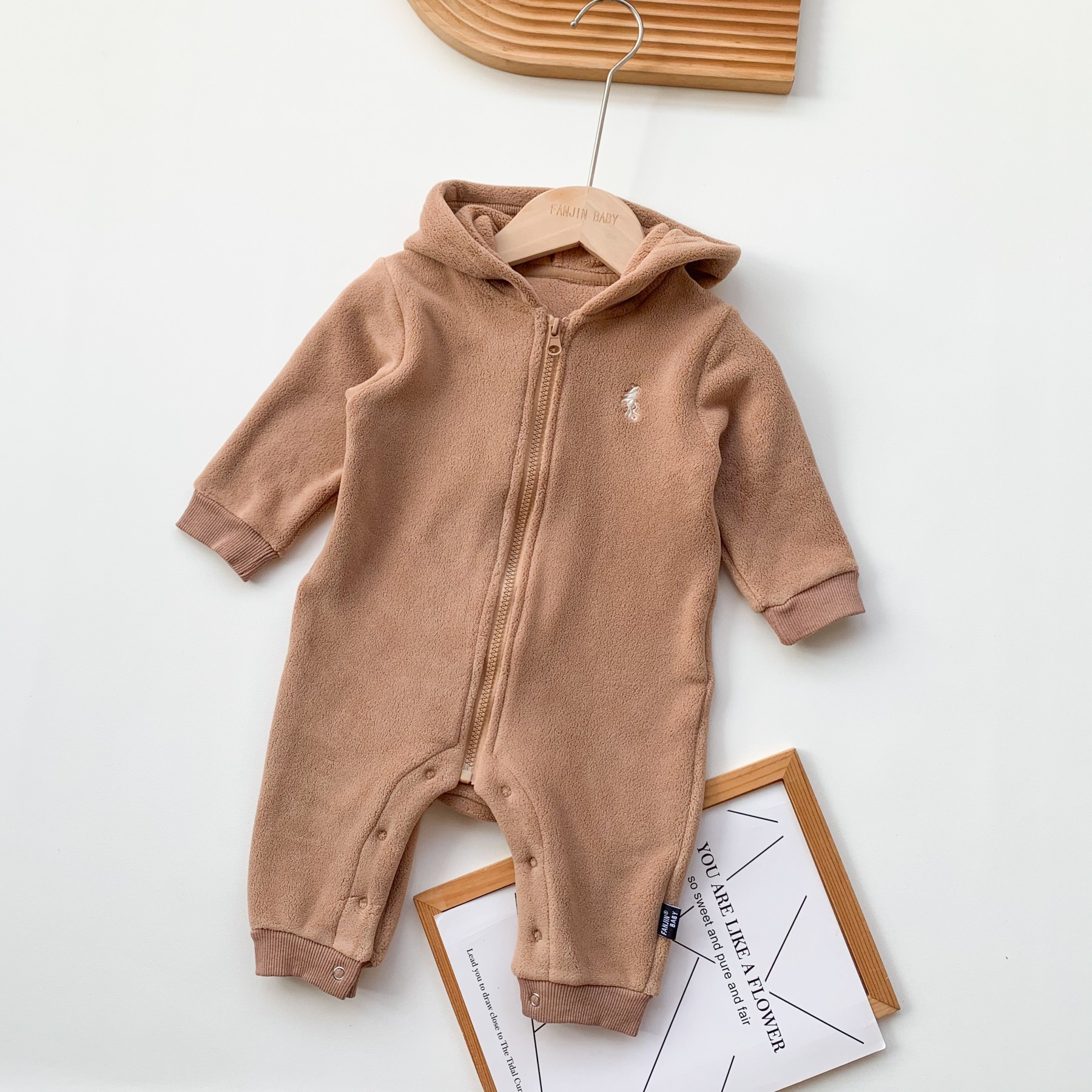 Bebé de una pieza 2025 otoño e invierno nuevo traje de escalada de terciopelo australiano para hombres y mujeres bebé de doble cara más traje de exterior de una pieza de terciopelo marea