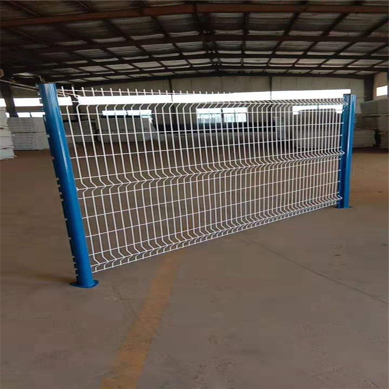 学校别墅外折弯护栏围网 桃型立柱隔离护栏网 工地施工折弯围网