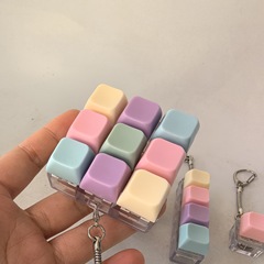 一字型三ボタン押しキーボード玩具試軸器解凍キーホルダーペンダント明るいマカロン解凍玩具