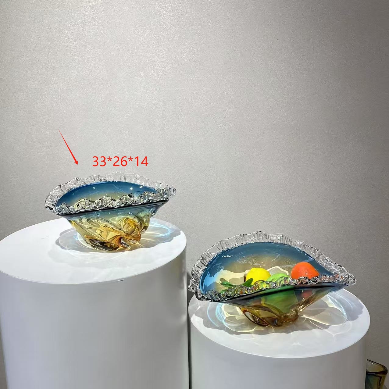 작은 파란색과 회색 호박색 가장자리 과일 접시