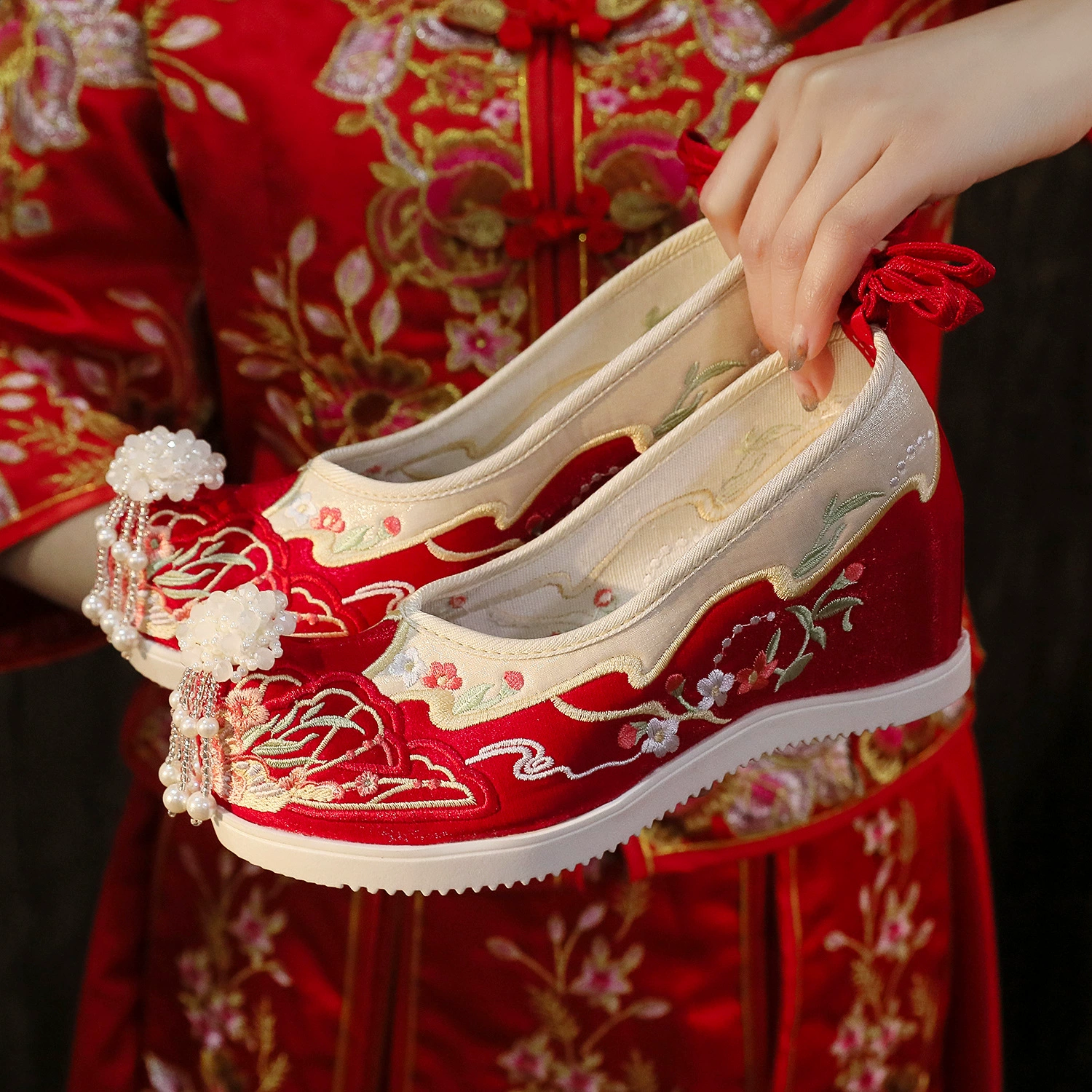 [Цветок бабочки] Весна и осень Новые туфли ханьфу с кисточками, туфли с вышивкой в старинном стиле, свадебные туфли Xiuhe, китайский стиль, увеличение внутреннего роста