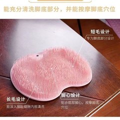怠け者は背中の神器をこすり、壁に貼って泥をこすり、風呂に入ります。