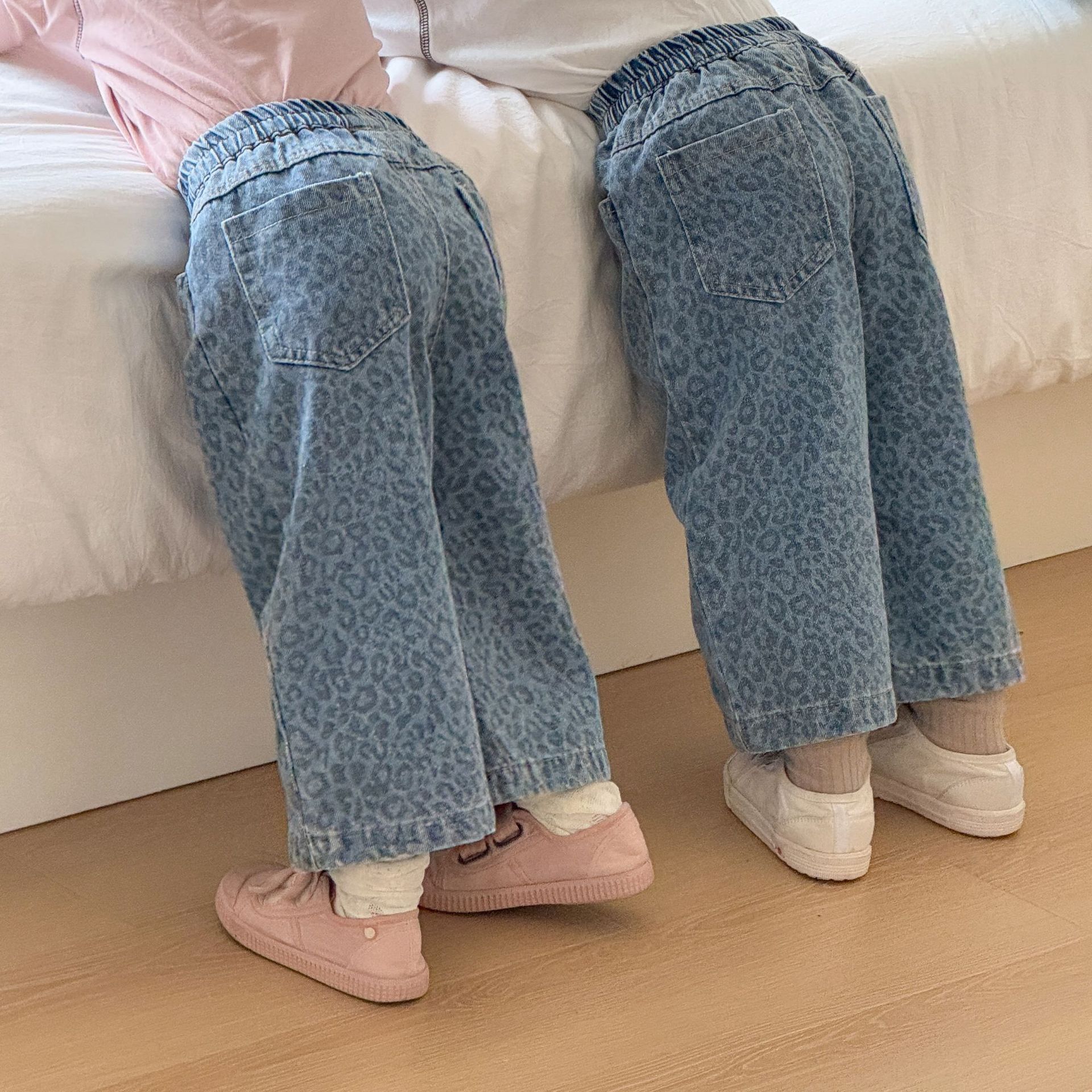 Children's leopard print jeans, girls' wide-leg pants, boys' autumn wear, 2026 new spring and autumn casual baby long pants
